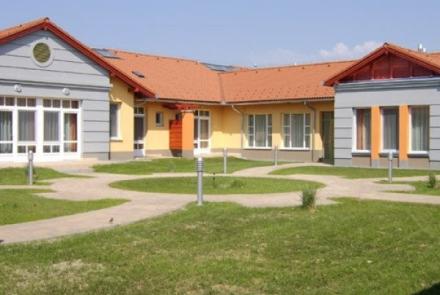 Gondviselés Háza Sárga Rózsa Időskorúak Otthona